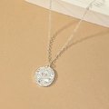 Collier avec pendentif pièce de monnaie soleil argentée et médaillon en relief poli - Argenté