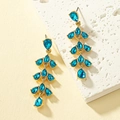 Elegantes pendientes dorados con cristales azul cielo escalonados sobre piedra - Azul