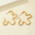 Minimalistische goldene Blumenohrringe mit abstrakten Wellenlinien auf Steingrund - Gold