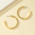 Orecchini a cerchio dorati a C con trama a spirale e finitura liscia lucida eleganti - Oro