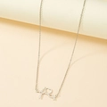 Close-up van een zilveren hartslagketting met stethoscoop en hartvormige hanger op papier - Witgoud