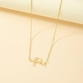 Minimalistische gouden hartslag- en stethoscoop-hanger ketting op een warme achtergrond - Goud