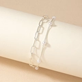 Detail van een zilveren dubbellaagse armband met paperclip-schakels en parels - Zilver