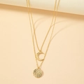 Collar de doble capa dorado con colgantes de luna y moneda con textura martillada - Dorado
