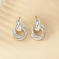 Boucles d'oreilles géométriques argentées à plusieurs niveaux avec une finition métallique élégante - Argenté