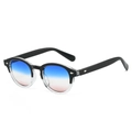 Occhiali da sole rotondi retrò con lenti sfumate e borchie metalliche su montatura nera - Montatura Nera / Lente Blu-Rosa