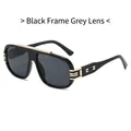 Gafas de sol cuadradas de moda con montura negra, lentes grises y detalles metálicos oro - Montura Negra Lentes Gris Negro