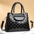 Bolso de charol negro brillante con diseño de tablero de ajedrez y herrajes dorados - Celosía Negra