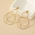 Orecchini geometrici dorati con tre cerchi concentrici su base neutra e stile elegante - Oro