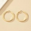 Elegantes pendientes de aro triple capa dorados con diseño de metal retorcido para mujer - Dorado