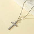 Collana con croce argentata minimalista con pendente testurizzato su catena a O - Oro Bianco