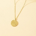Collar minimalista bañado en oro con colgante de moneda redonda y textura de ondas de nido - Dorado