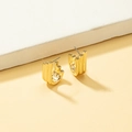 Elegante vergoldete C-förmige Creolen mit Dreifachbalken und strukturiertem Vintage-Design - Gold