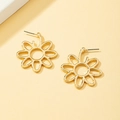 Eleganti orecchini a lobo a fiore traforato dorato con design geometrico minimalista - Oro