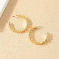 Elegantes pendientes de aro dorados en forma de C con diseño de flores caladas - Dorado