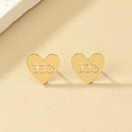 Minimalistische gouden hartvormige oorknopjes met gegraveerd 333 nummer voor dames - Hart Nummer 333 Stijl / Goud