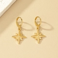 Pendientes minimalistas de oro con colgantes de estrella de ocho puntas y acabado pulido - Dorado