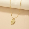 Collana dorata con ciondolo luna e texture metallica astratta effetto lava fusa - Oro