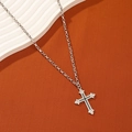Klassische Herren-Kreuzkette in Silber mit Vintage-Gravur an einer Gliederkette - Weißgold