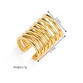 Detailweergave van de gouden ear cuff met afmetingen van 1,7cm diameter en 1,3cm breedte - Goud