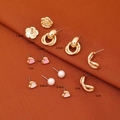 Vue détaillée de boucles d'oreilles dorées avec perles et cœurs en émail rose et blanc - Ensemble de 6 pièces d'or