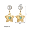Boucles d'oreilles étoile dorées avec perle blanche et détail de turquoise - Étoile Pentagramme avec Perle (Style F)