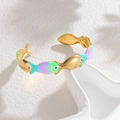 Bunter Fisch-Armreif mit 18 Karat Goldbeschichtung und pastellfarbenem Emaille-Design - Dunkel Regenbogen