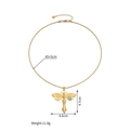 Dettaglio del ciondolo libellula placcato oro 18k con pietra blu e dimensioni catena - Stile Libellula Intagliata con Turchese (Stile B)