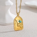 Vue macro du pendentif bouclier plaqué or 18k avec relief serpent et pierre turquoise - Style Bouclier Serpent