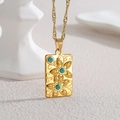 Collier pendentif rectangle plaqué or 18k avec incrustation turquoise et relief floral - Style Floral à Trois Pierres