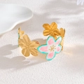 Armreif aus 18k vergoldetem Edelstahl mit bunten Emaille-Blumen im floralen Design - Rosa