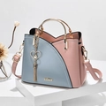 Borsa a mano bicolore blu e rosa con manico tondo dorato e ciondolo di perle - Blu e Rosa