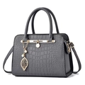 Borsa grigio scuro con trama a pietra, fibbia dorata e ciondolo con perla - Grigio