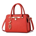 Elegante borsa rossa con trama a coccodrillo e ciondolo a forma di foglia dorata - Rosso