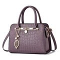Borsa a spalla viola motivo pietra, grande capacità con ciondolo di perla e hardware oro - Viola