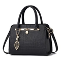 Borsa a mano nera con trama a pietra, ciondolo a foglia dorata e perle eleganti - Nero