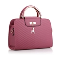 Bolso rosa oscuro con costuras en V, herrajes de oro rosa y colgante de ciervo metálico - Rosa Palo