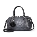 Sac à main Boston gris à motif crocodile avec pendentif rose et bandoulière amovible - Gris clair