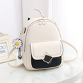 Mochila elegante de cuero blanco crema con bolsillo acolchado negro y dije de margarita - Blanco Roto