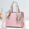Rosa Handtasche in Krokodil-Optik mit dekorativem Seidenschal und abnehmbarem Schultergurt - Rosa