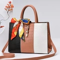 Borsa tote a tre colori effetto coccodrillo con foulard decorativo e fibbia d'oro - Rosa