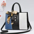 Borsa a mano tricolore con stampa coccodrillo, foulard in seta e tracolla regolabile - Nero