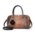 Sac à main marron effet crocodile avec poignées noires et pendentif rose - Jaune Terre