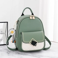 Mini mochila chic de cuero acolchado en gris verde y blanco con colgante floral - Verde