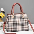 Borsa a tracolla a quadretti panna e caffè con manici in pelle rosa e dettagli in oro - Rosa