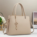 Elegante borsa a mano beige testurizzata con catena floreale dorata e tracolla regolabile - Albicocca