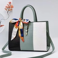 Borsa patchwork donna con motivo a pietra, foulard decorativo e tracolla inclusa - Verde