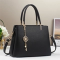 Borsa tote nera con trama a grana e ciondolo floreale dorato con tracolla multifunzionale - Nero