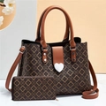 Dettaglio della borsa tote monogramma marrone con portafoglio coordinato e fibbia a cuore - Giallo Terra