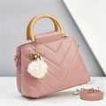 Bolso de cuero acolchado rosa con asa de madera y colgante decorativo de pompón de pelo - Rosa